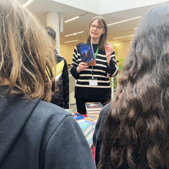 Børnebibliotekar der er i gang med at fortælle til børn.