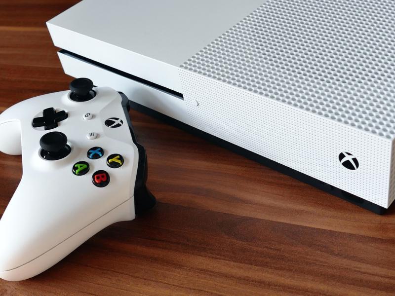 XBox One S og controller liggende på et bord