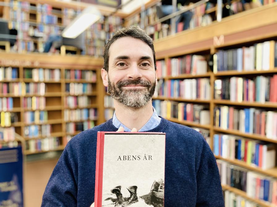 Litteraturformidler Benoit Enguerran Petit der holder bogen 'Abens år'