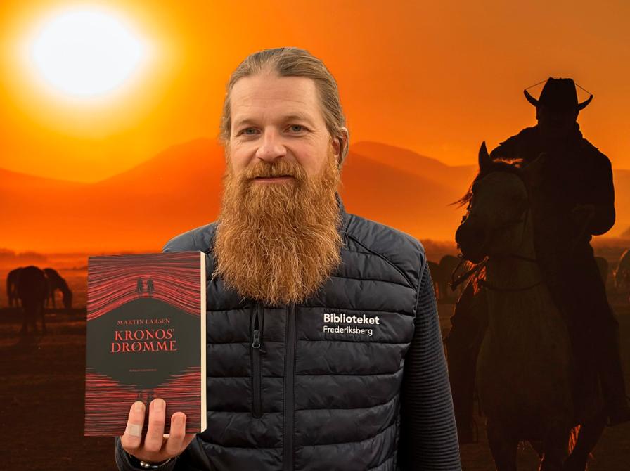 Litteraturformidler Søren holder bogen 'Kronos' drømme' foran en orange baggrund med en cowboy på en hest