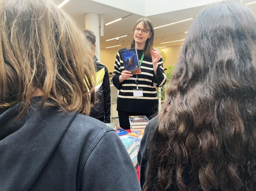 Børnebibliotekar der er i gang med at fortælle til børn.