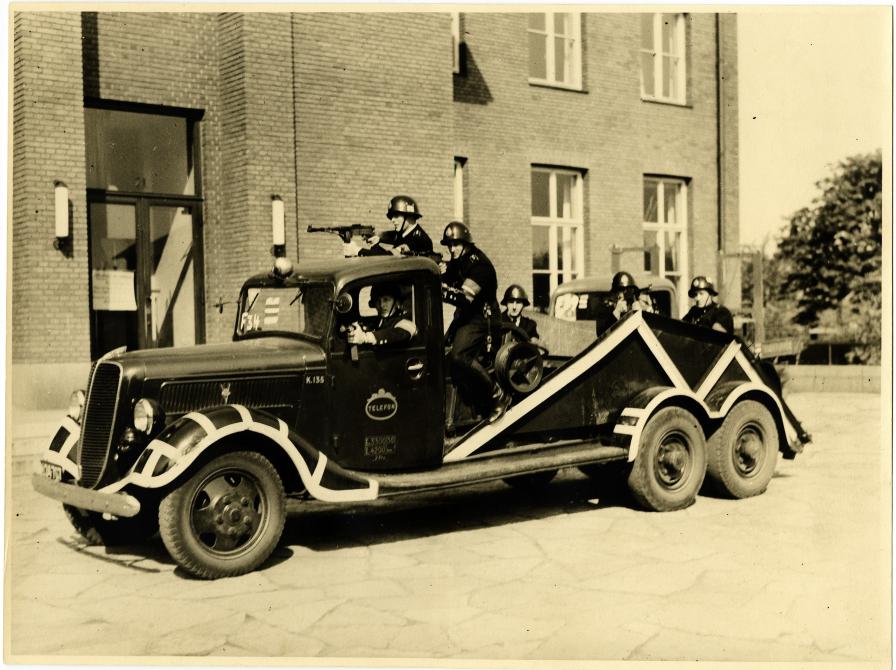 Billedet viser en vogn med modstandsfolk foran Frederiksberg Hovedbiblioteket i maj 1945